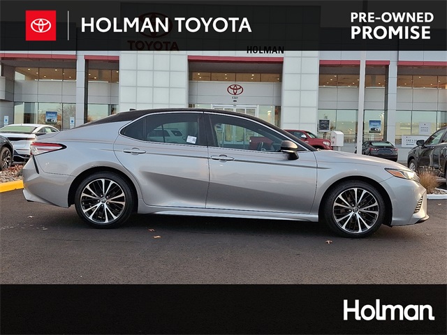 2019 Toyota Camry SE's photo