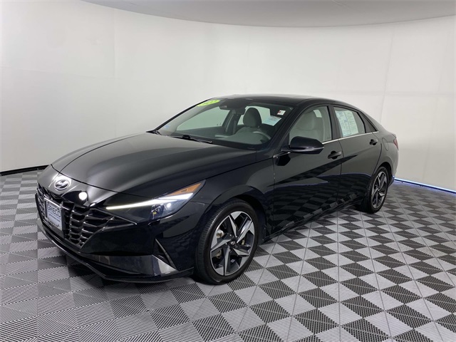 2022 Hyundai Elantra SEL photo 3
