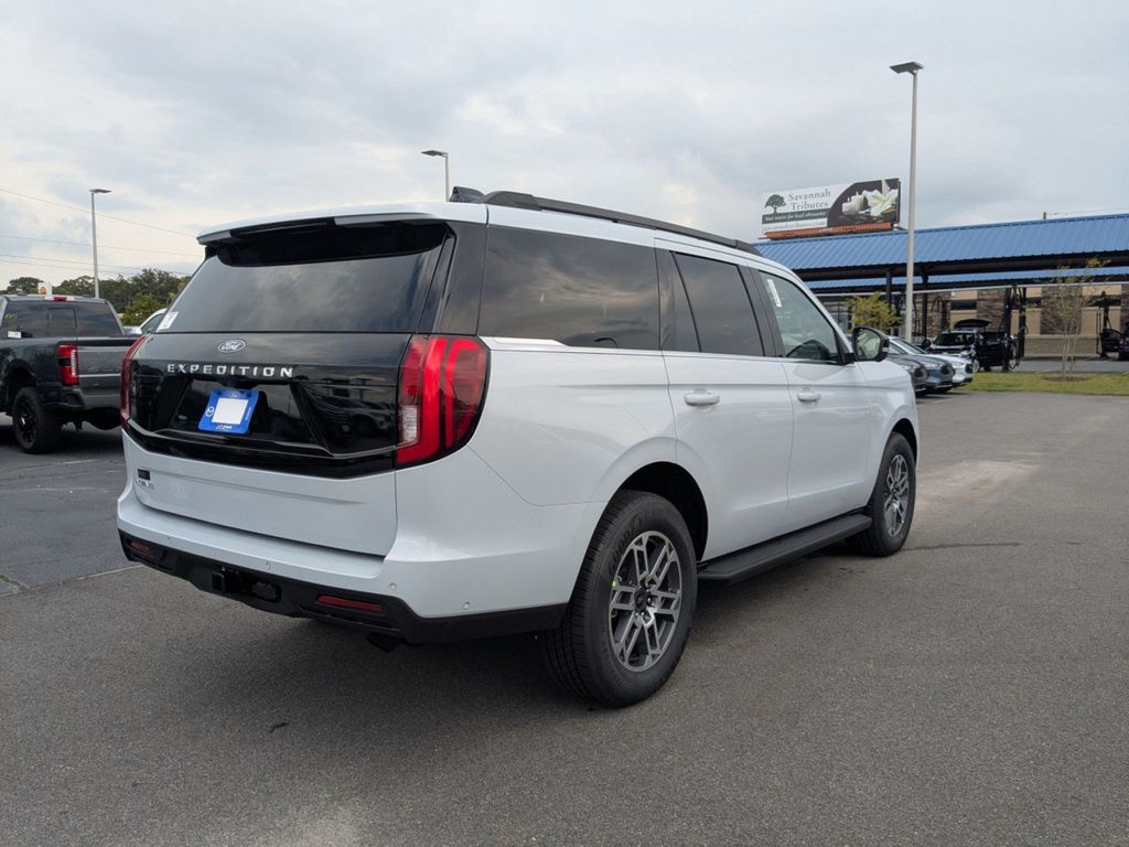 2025 Ford Expedition photo 2