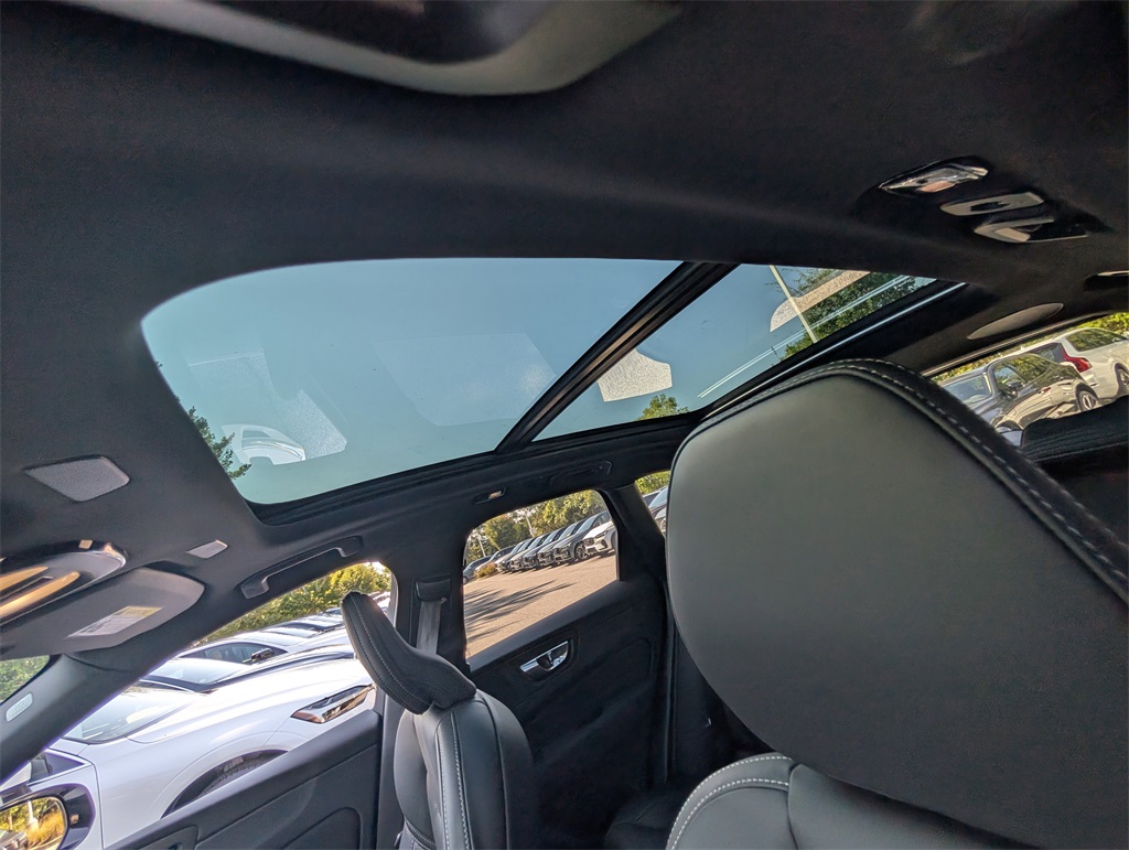 2026 Volvo XC60 B5 Black Edition photo 12