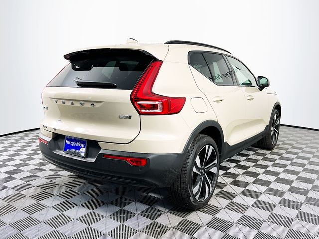2025 Volvo XC40 Plus photo 4