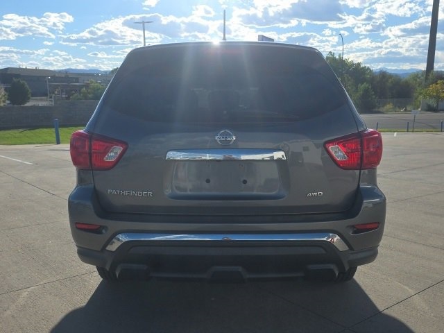 2017 Nissan Pathfinder S photo 3