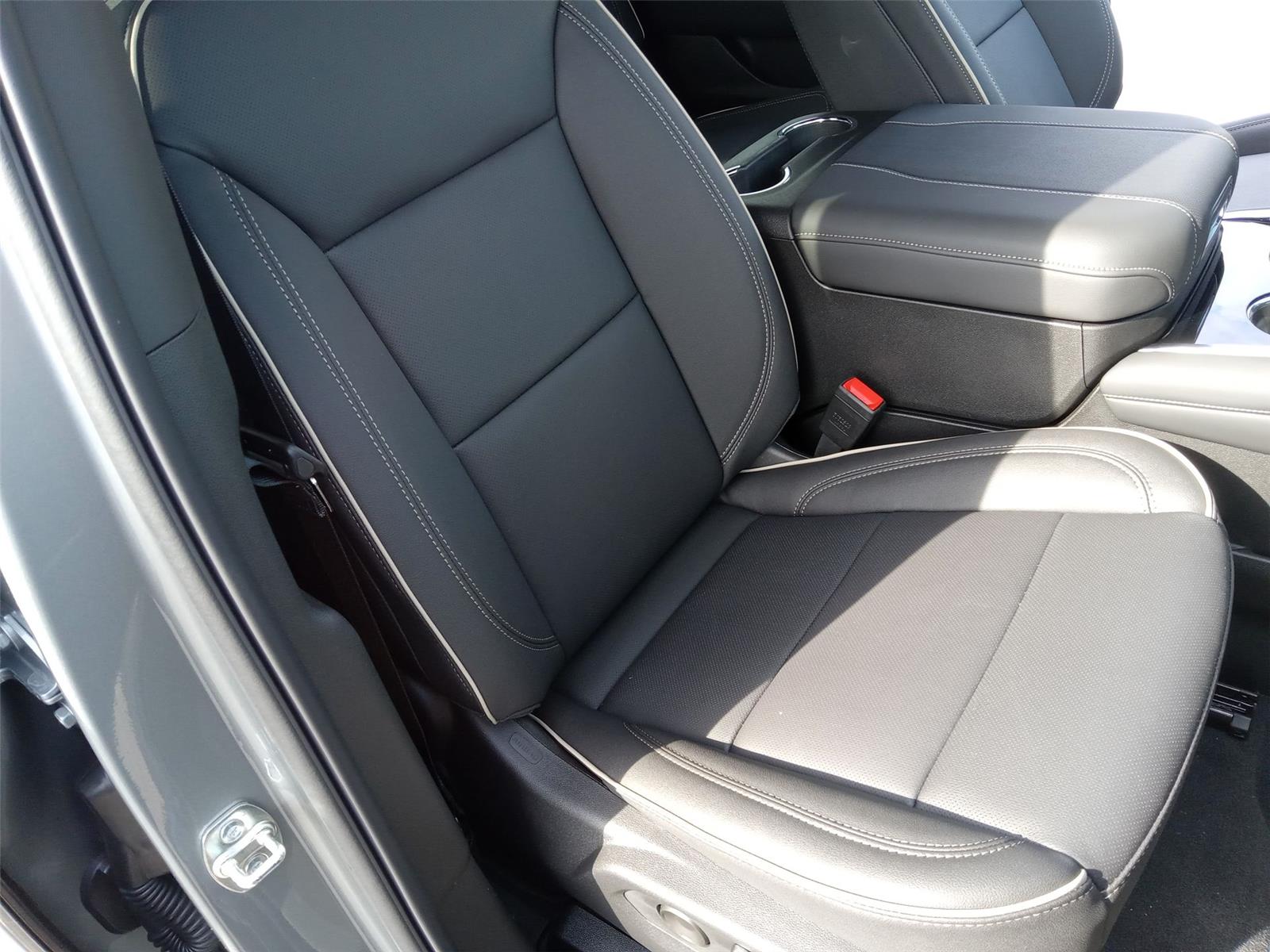 2025 Chevrolet Suburban Premier photo 12