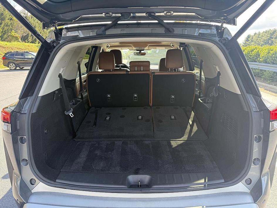 2023 Nissan Pathfinder Platinum photo 9