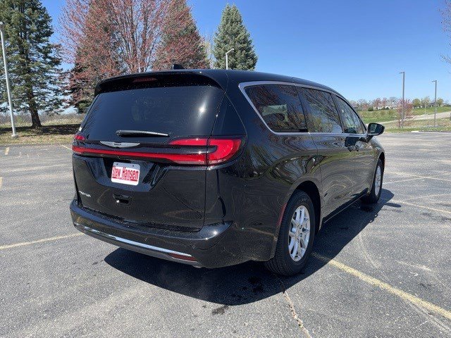 2025 Chrysler Pacifica photo 4
