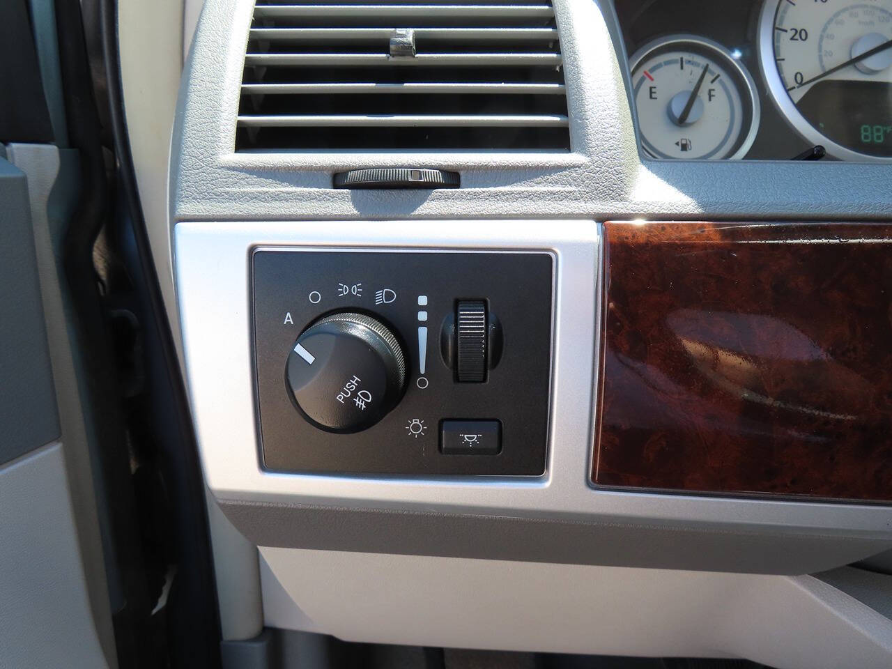 2009 Chrysler Town & Country Touring photo 14