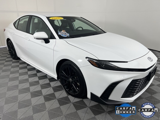 2025 Toyota Camry SE's photo