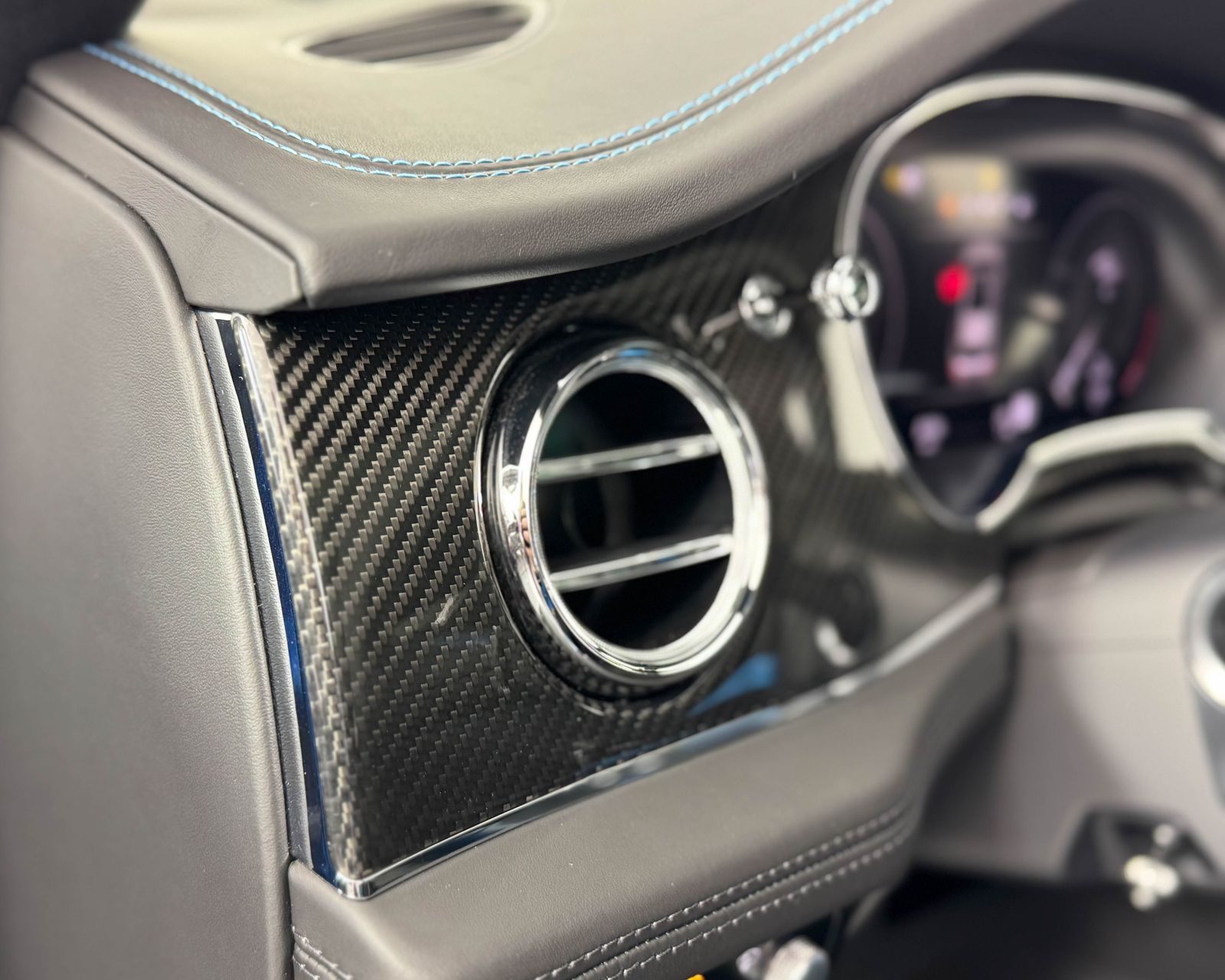 2023 Bentley Bentayga V8 photo 11