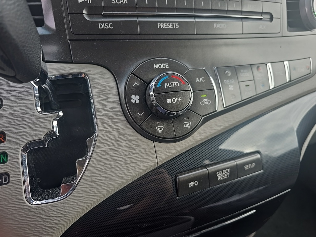 2014 Toyota Sienna SE photo 16