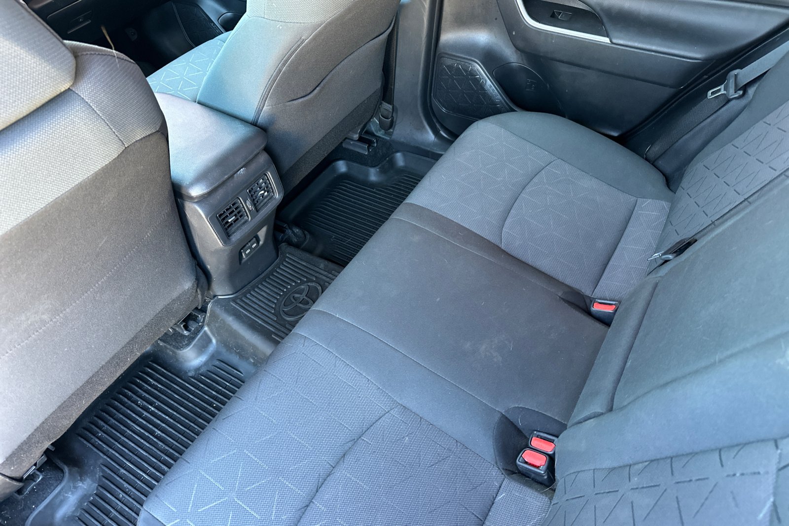 2024 Toyota RAV4 XLE photo 8