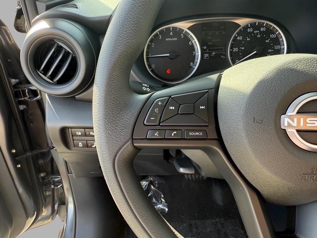 2025 Nissan Kicks Play S photo 9