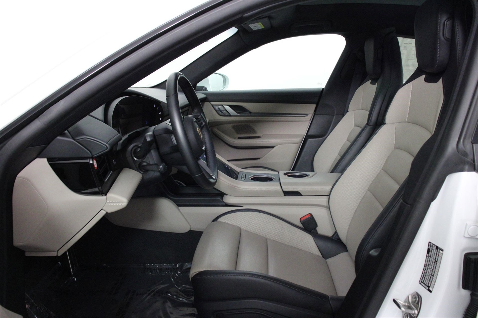 2025 Porsche Taycan photo 5