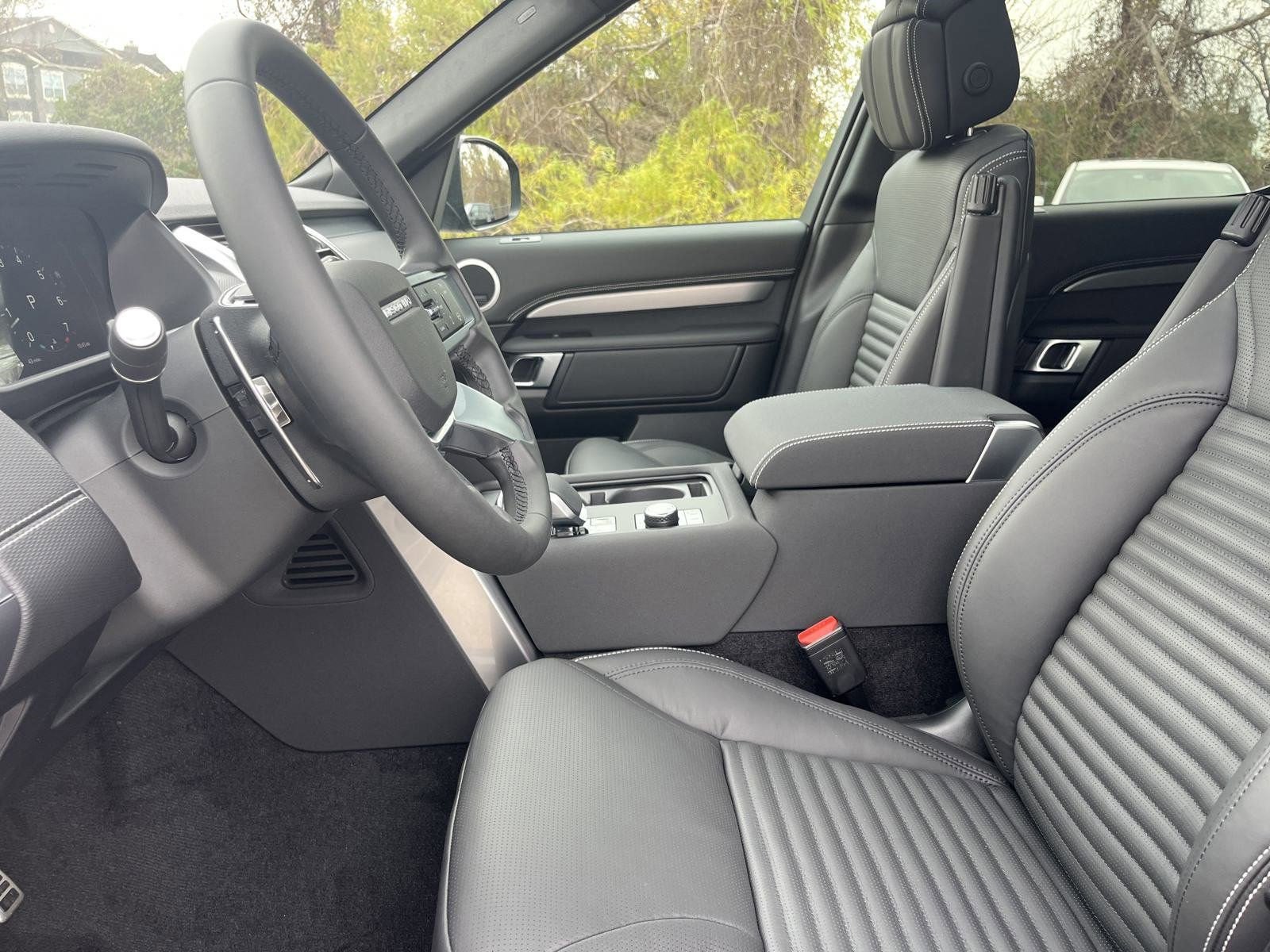 2025 Land Rover Discovery SE photo 4