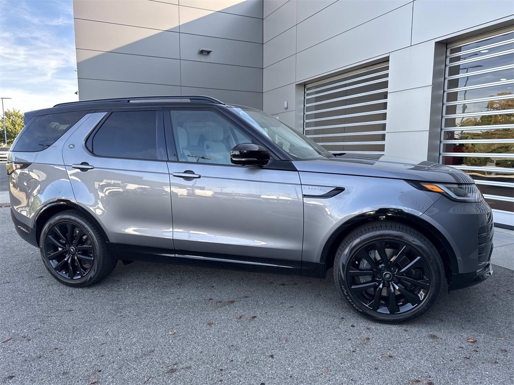 2026 Land Rover Discovery photo 9