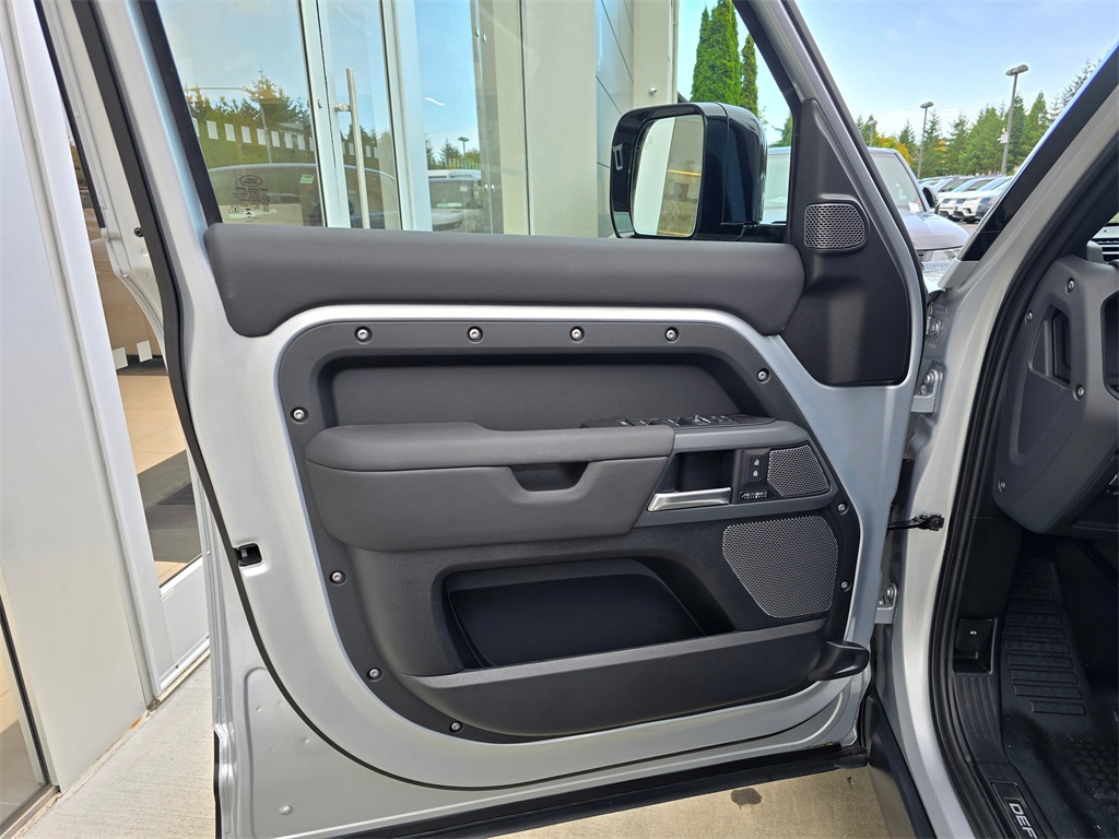 2024 Land Rover Defender 110 X-Dynamic SE photo 19
