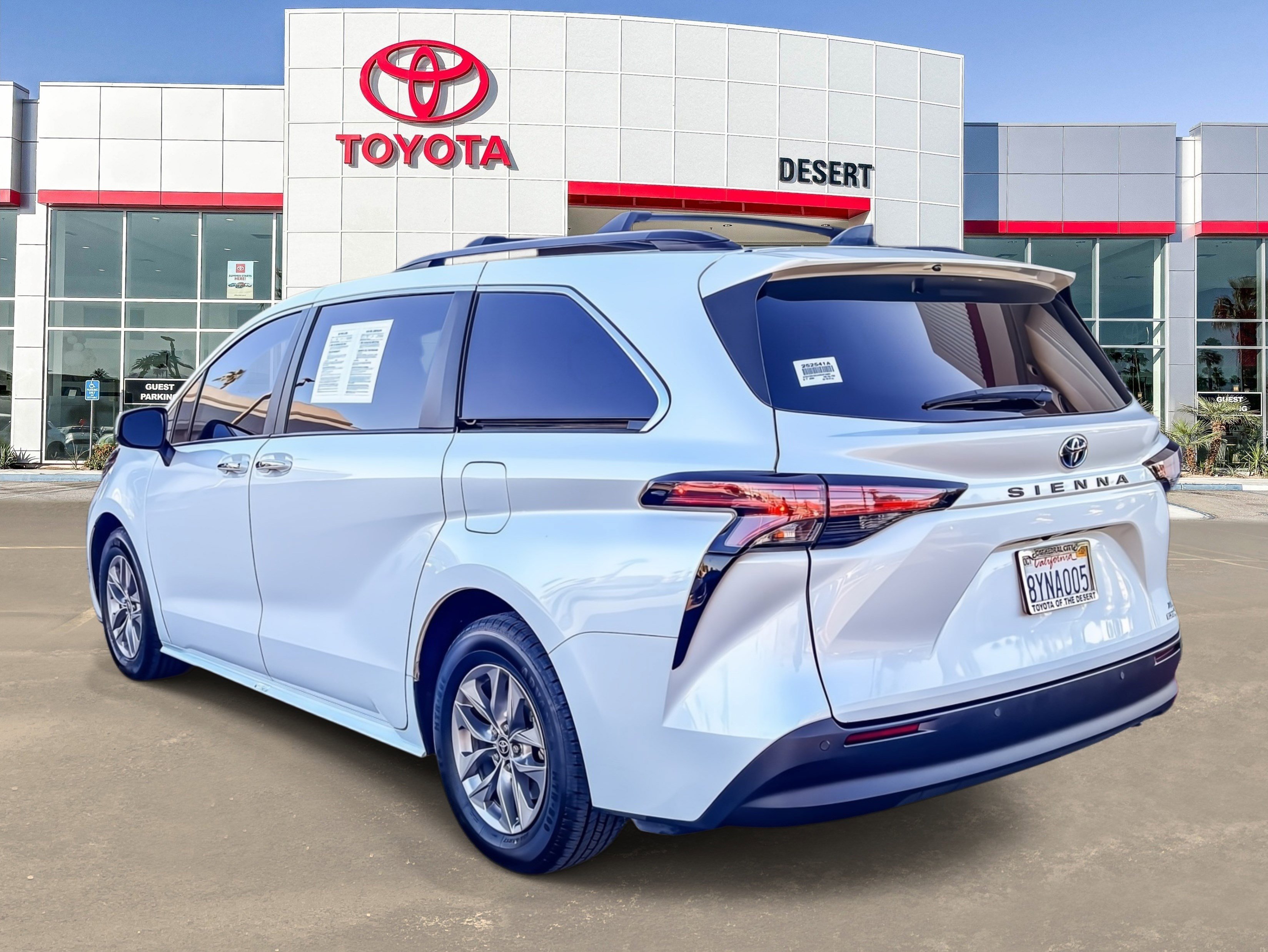 2022 Toyota Sienna XLE photo 4