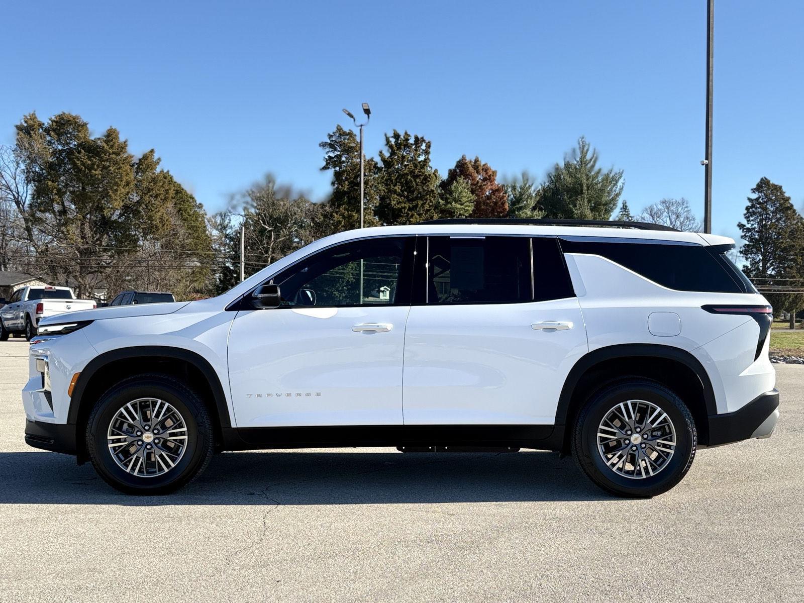 2025 Chevrolet Traverse photo 3