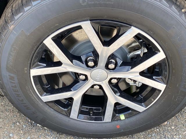 2025 Jeep Grand Cherokee Limited photo 3