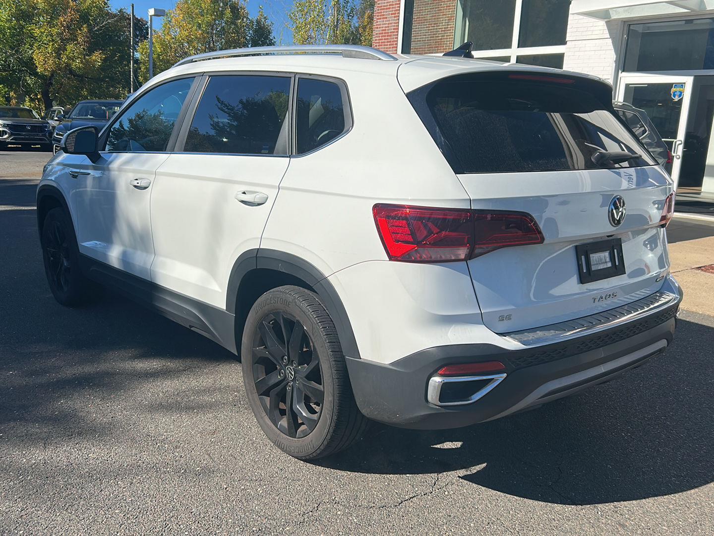 2023 Volkswagen Taos SE photo 3