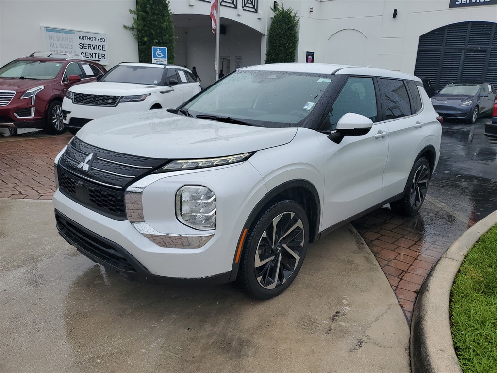2022 Mitsubishi Outlander ES photo 2