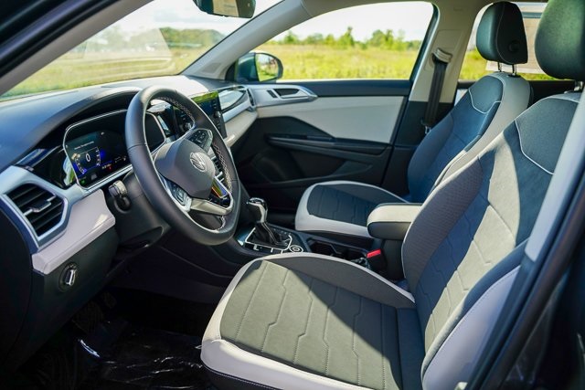 2025 Volkswagen Taos SE photo 2