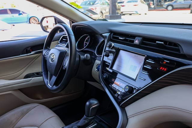 2018 Toyota Camry Hybrid XLE photo 16