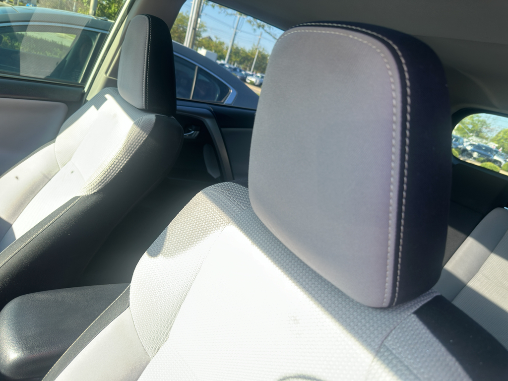 2017 Toyota RAV4 XLE photo 5