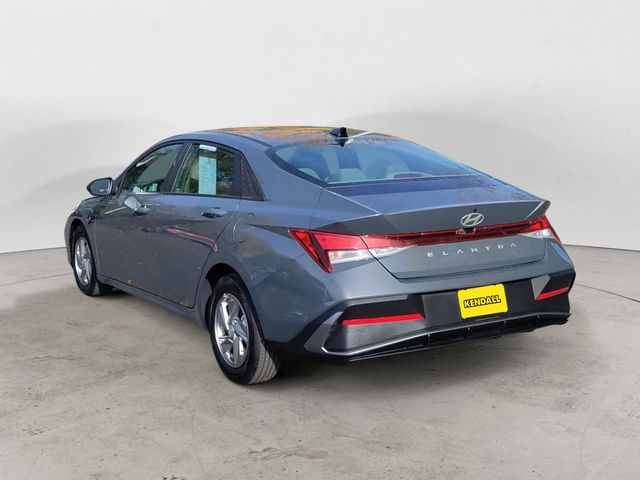 2025 Hyundai Elantra SE photo 3