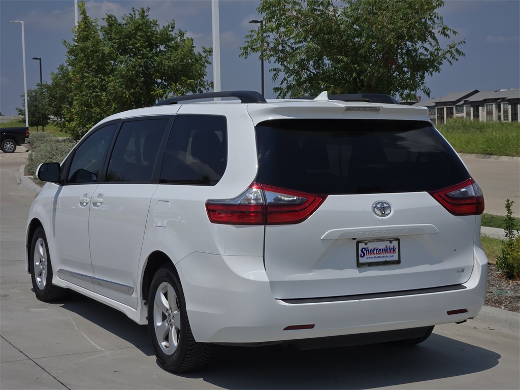 2020 Toyota Sienna LE photo 5