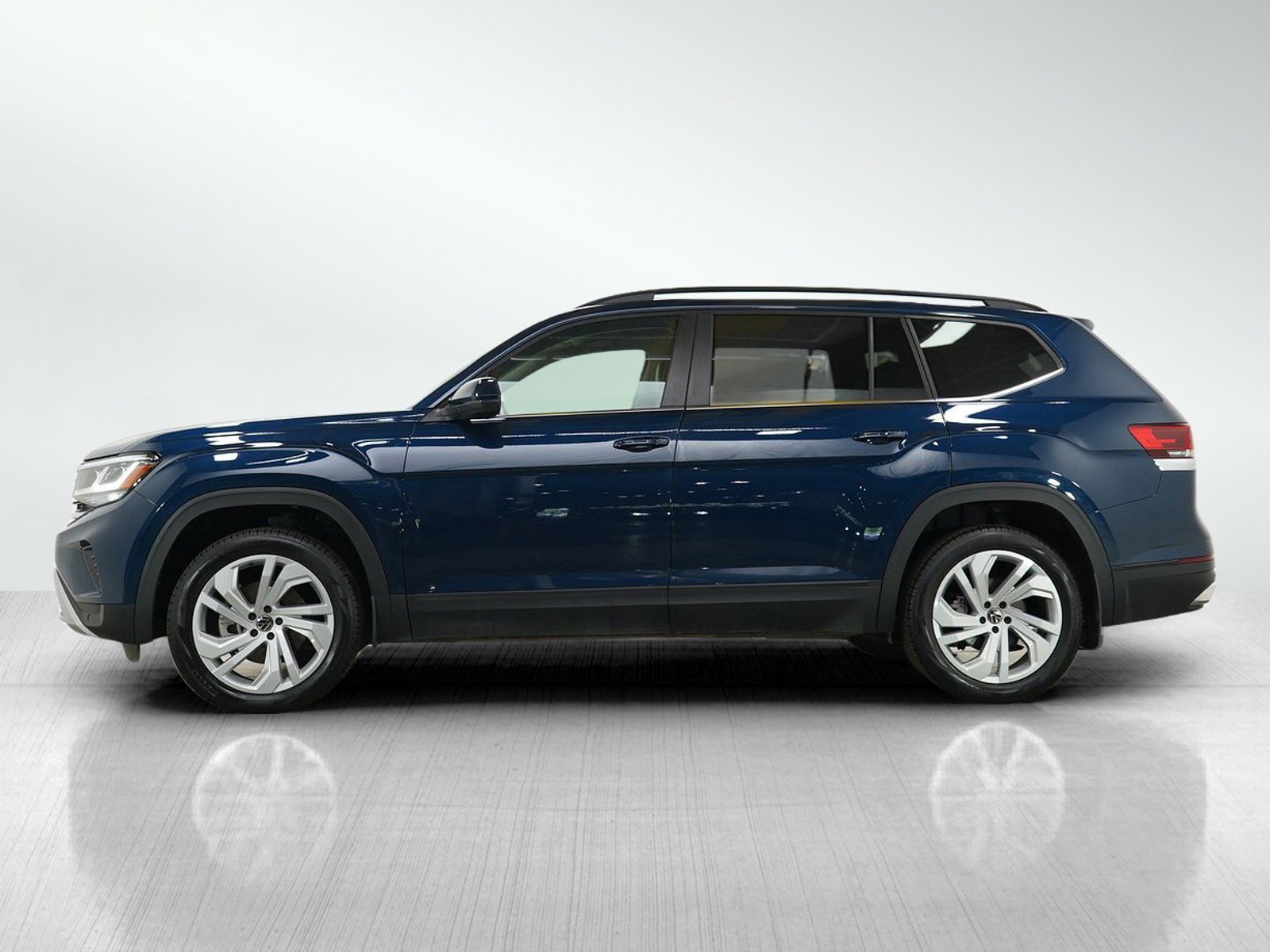 Used 2022 Volkswagen Atlas SE w/Tech with VIN 1V2HR2CA7NC533296 for sale in Burnsville, Minnesota