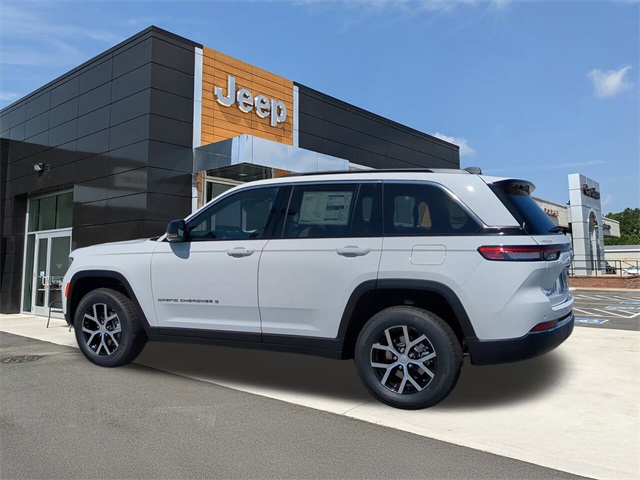 2025 Jeep Grand Cherokee Limited photo 3