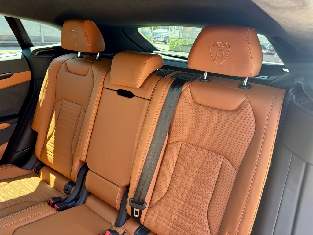 2025 Lamborghini Urus SE photo 17
