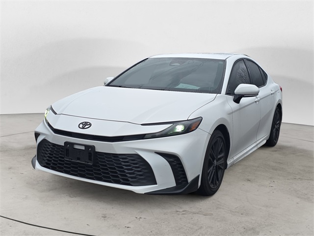2025 Toyota Camry SE's photo