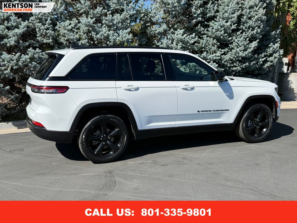 2023 Jeep Grand Cherokee Laredo Altitude photo 9