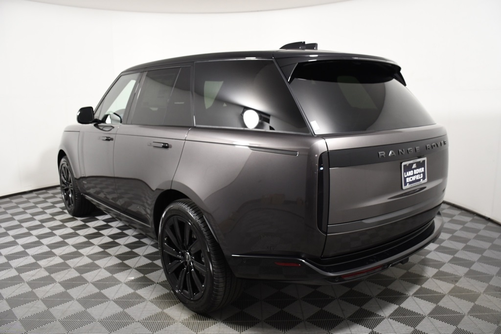 2025 Land Rover Range Rover SE photo 4