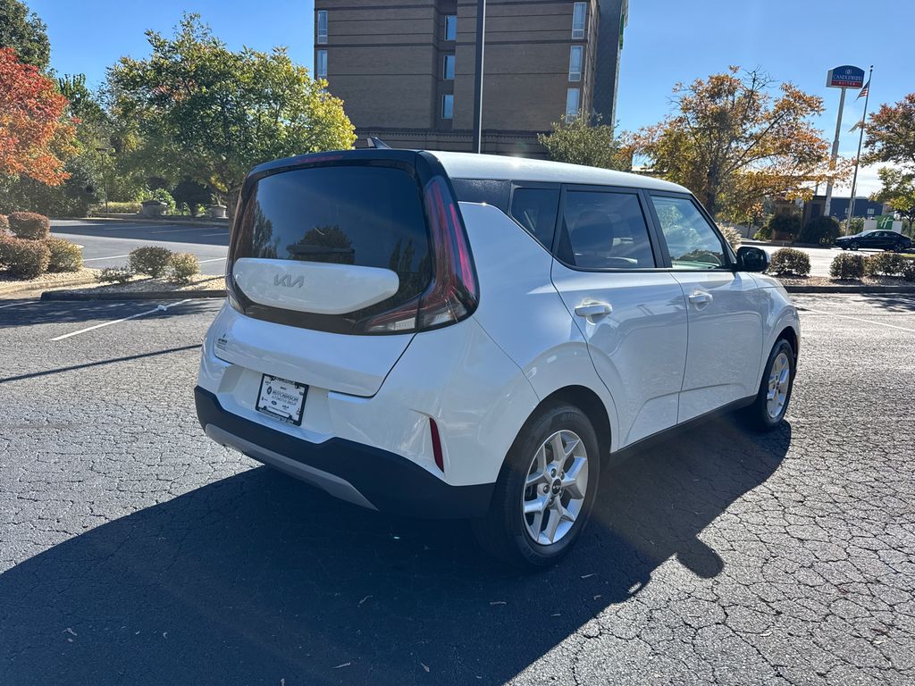 2024 Kia Soul LX photo 3