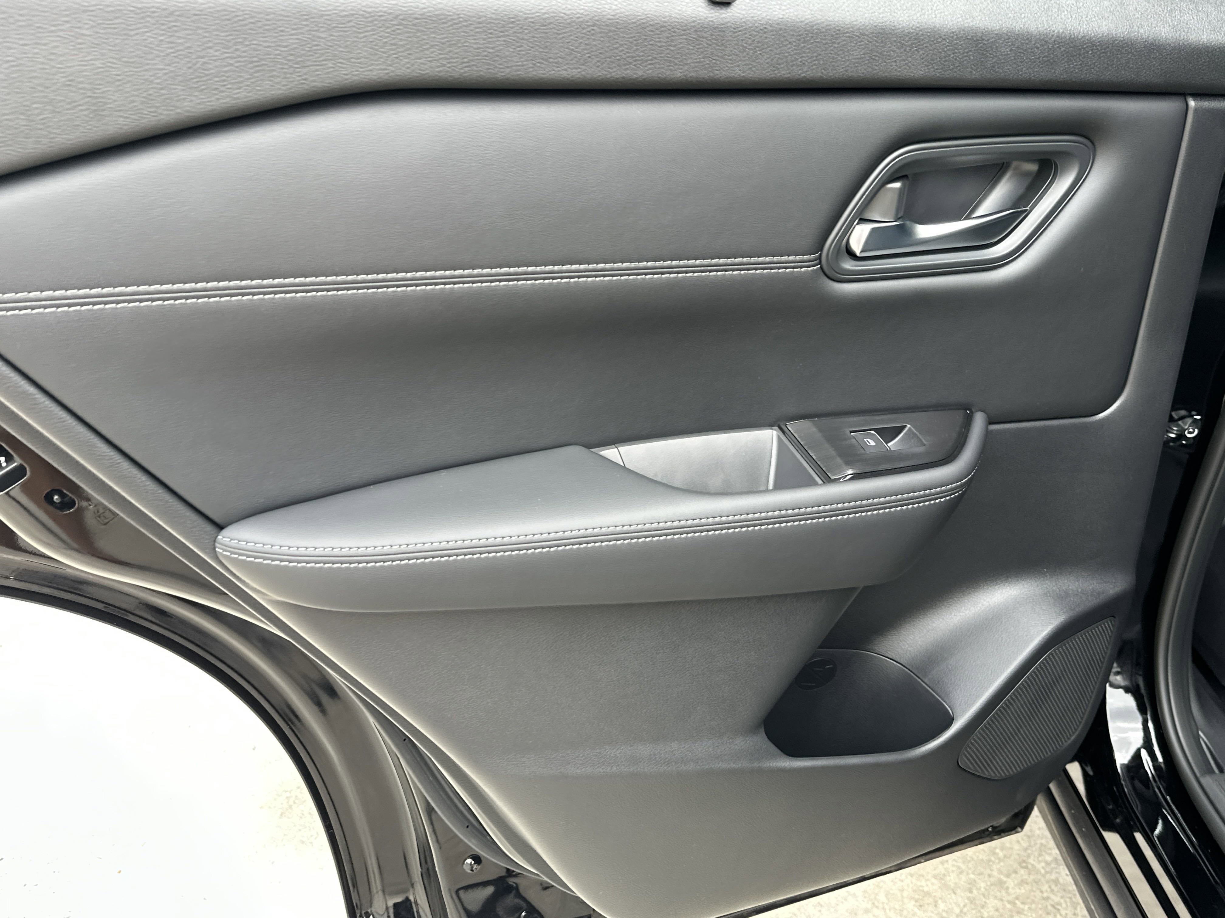 2025 Nissan Rogue SL photo 11