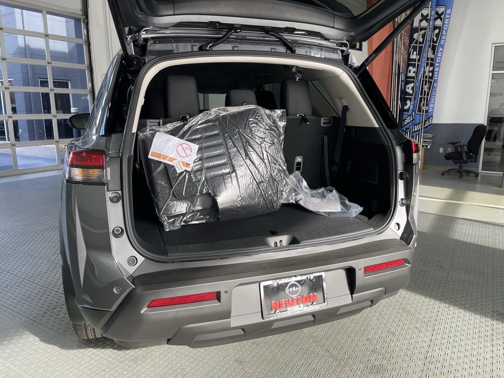 2025 Nissan Pathfinder SV photo 2