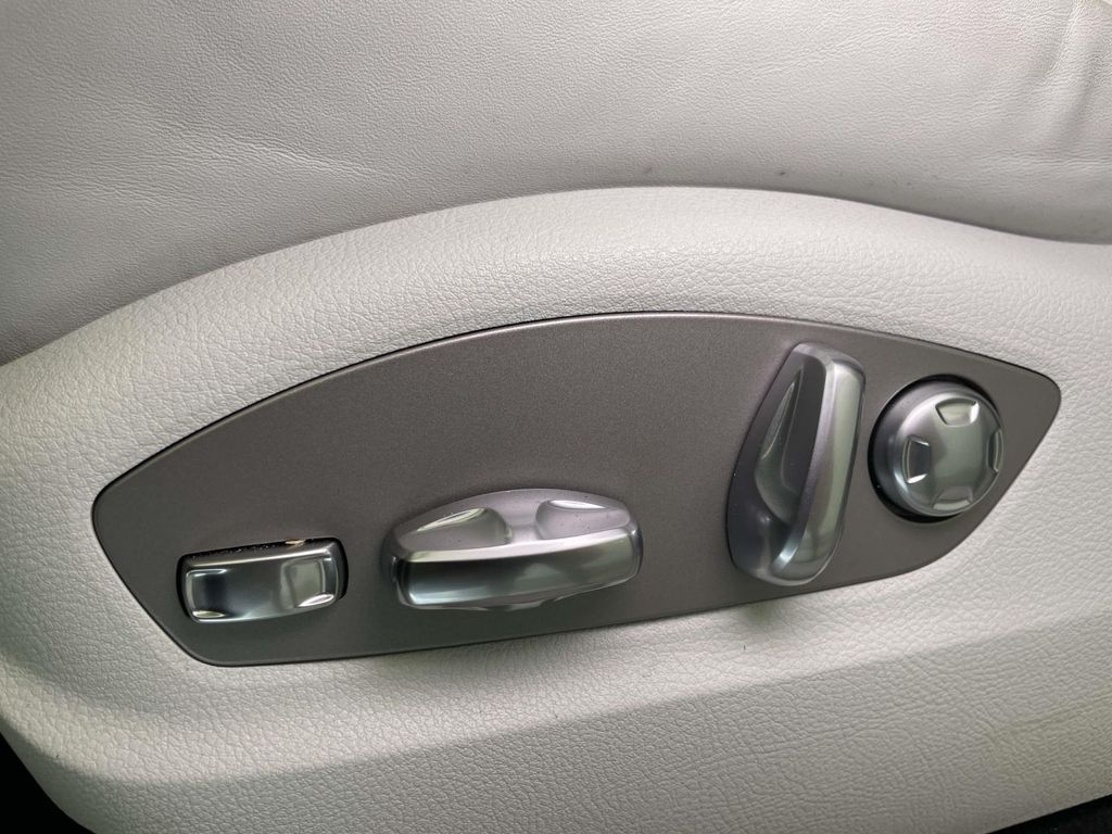 2024 Porsche Macan Base photo 17