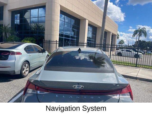 2022 Hyundai Elantra Limited photo 3