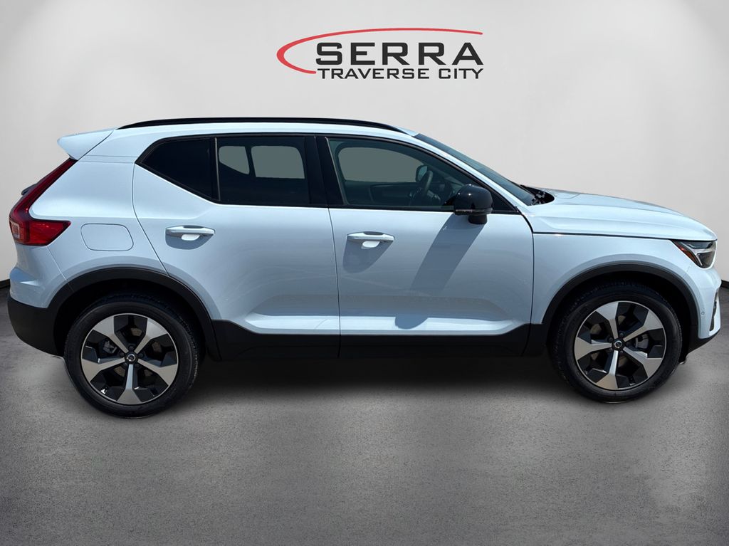 2026 Volvo XC40 AWD Plus photo 4