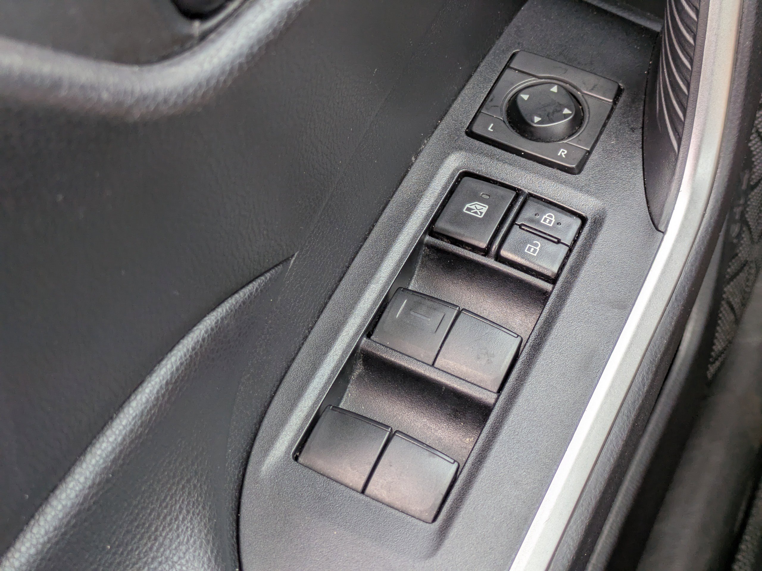 2021 Toyota RAV4 LE photo 16