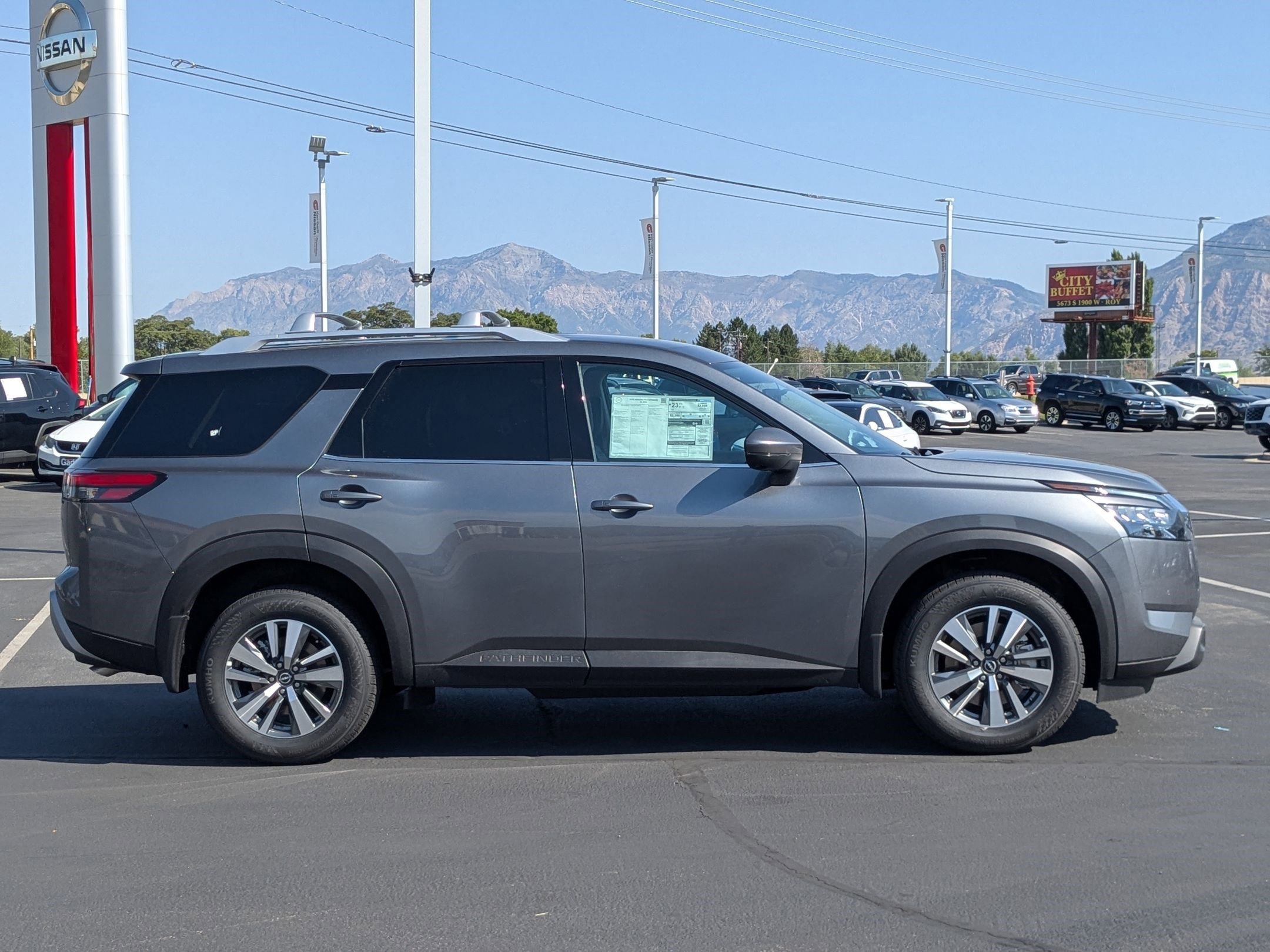 2025 Nissan Pathfinder SL photo 2