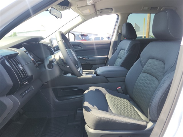 2025 Nissan Pathfinder SV photo 6