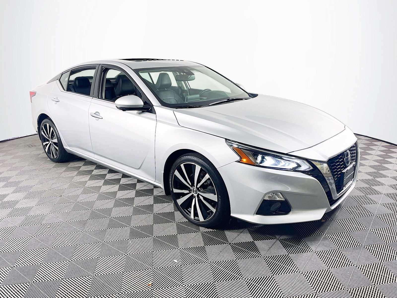 2021 Nissan Altima 2.5 Platinum photo 2