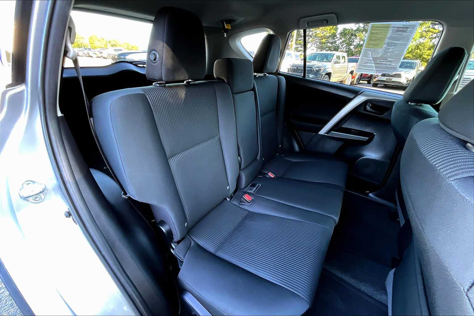 2017 Toyota RAV4 LE photo 17