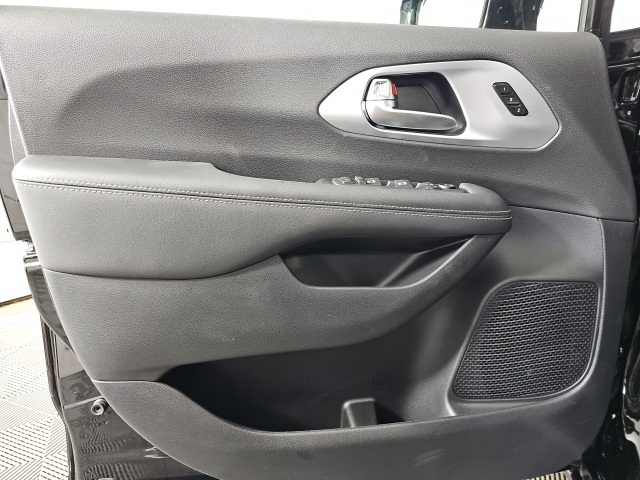 2026 Chrysler Pacifica Limited photo 11