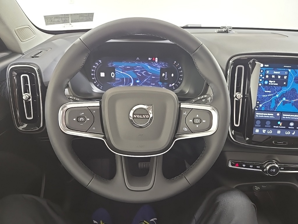 2026 Volvo XC40 Core photo 9