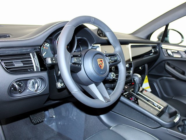 2026 Porsche Macan T photo 4