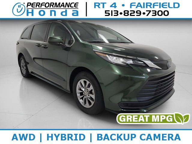 2022 Toyota Sienna LE's photo